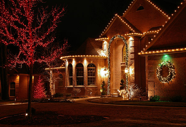Hanging Christmas Lights & Holiday Decor in Ladue | St. Louis Landscaping